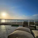 Apartamento de 3 pisos frente al mar zona norte
